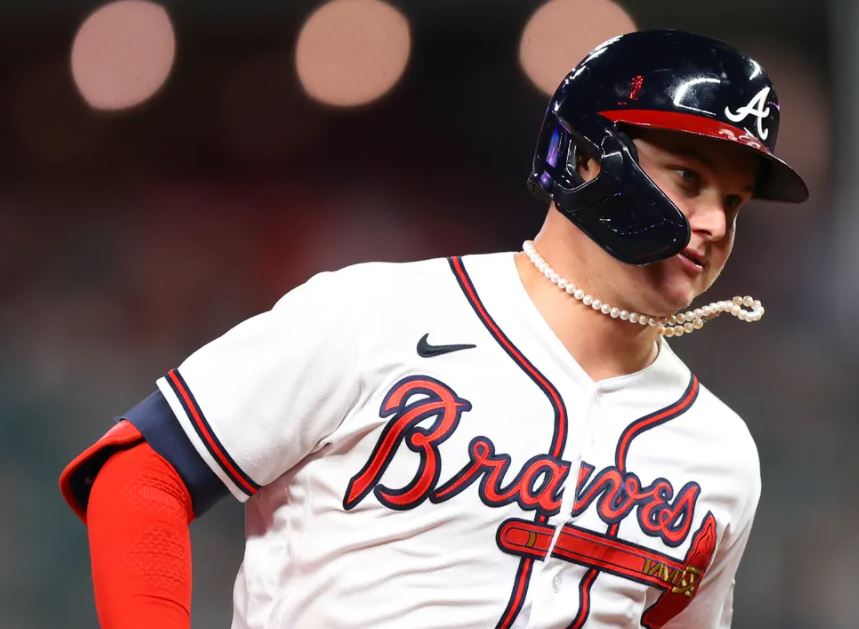 Braves' Pederson has great reason for wearing pearl necklace